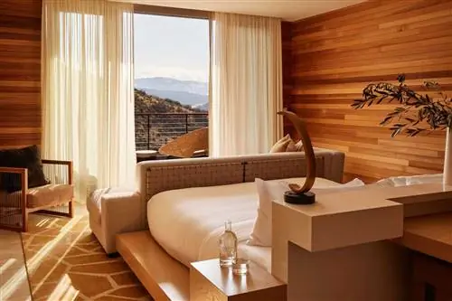 Интерьер гостевой комнаты в The Lodge at Blue Sky, Auberge Resorts Collection