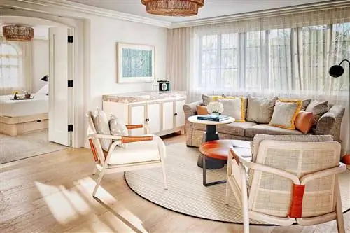 Внутреннее пространство для сидения в гостевой комнате отеля White Elephant Palm Beach