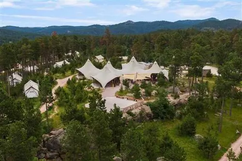 Вид с воздуха на гору Рашмор UnderCanvas с зажимными палатками.