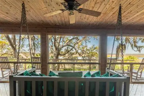 Качели на крыльце в лодже на острове Литтл-Сент-Саймонс