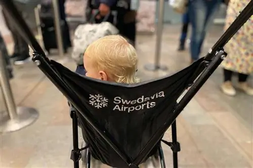 Малыш в бесплатных колясках аэропорта Стокгольма