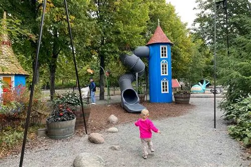 Малыш бежит по игровой площадке Муми-троллей в Юнибакене.