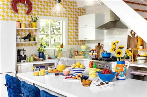 Сине-желтая кухня внутри HomeGoods House