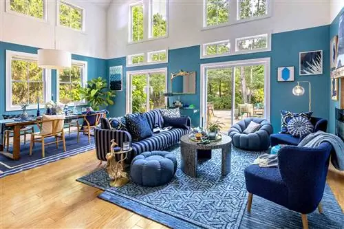 Голубая гостиная и столовая внутри HomeGoods House