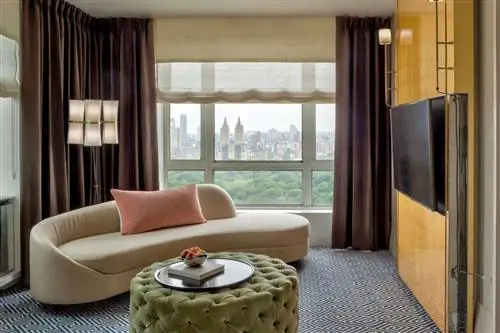 Внутренний номер с видом на Центральный парк из отеля The Carlyle, A Rosewood.
