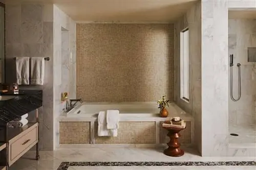 Вид на ванную комнату L’Ermitage Beverly Hills