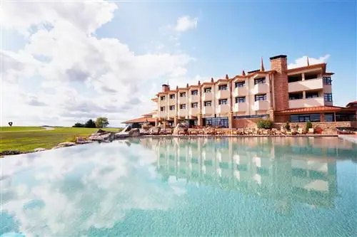 Внешний фасад и открытый бассейн в Nemacolin