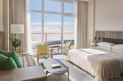 Люкс с видом на океан в отеле Asbury Ocean Club.