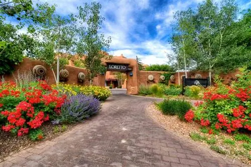 Inn and Spa у внешнего входа в Лоретто летом