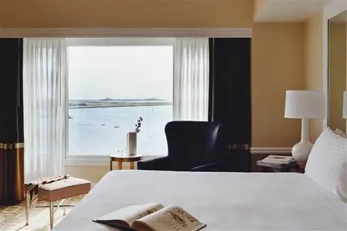 Номер с видом на гавань в отеле Boston Harbour Hotel at Rowes Wharf.