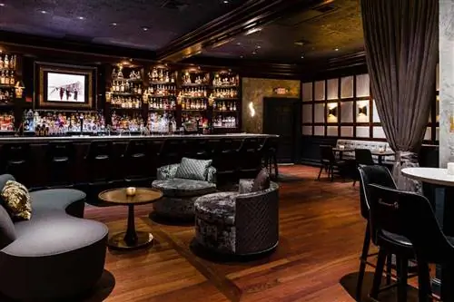 Интерьер городского бара в отеле Lenox