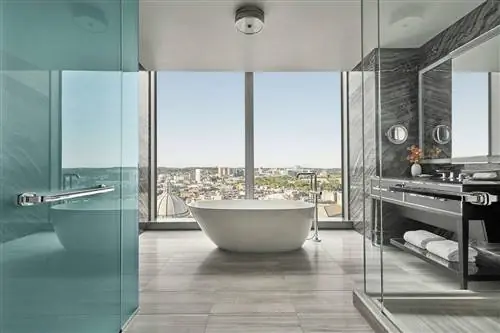 Ванная комната и вид на отель Four Seasons и частные резиденции One D alton Street.