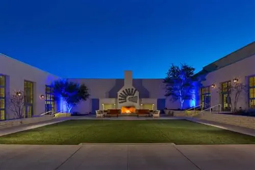 Лаундж отеля Hyatt Regency Hill Country Resort & Spa ночью