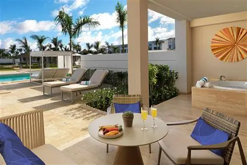 Терраса гостевого люкса на курорте Falcons Resort