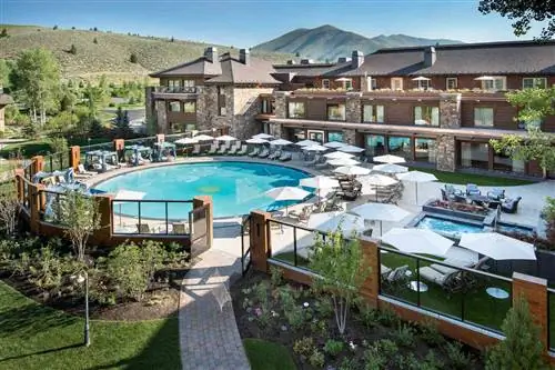 Круглый бассейн в Sun Valley Lodge