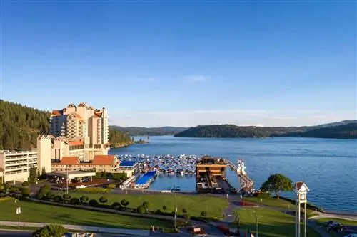 Вид на курорт Coeur d'Alene и пристань для яхт