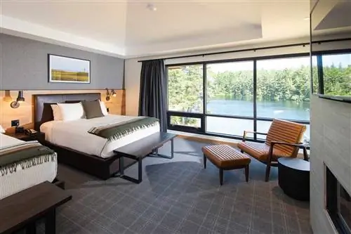 Номер с видом на воду в гольф-курорте Bandon Dunes.