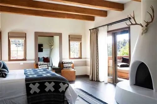 Гостевой люкс с одной спальней в Bishop's Lodge в Санта-Фе.