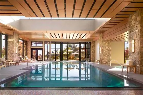 Крытый бассейн в Allison Inn & Spa