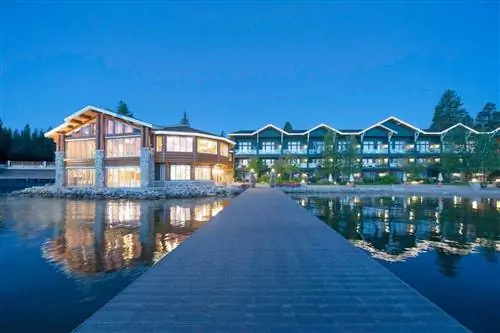 Ночной экстерьер курорта Shore Lodge