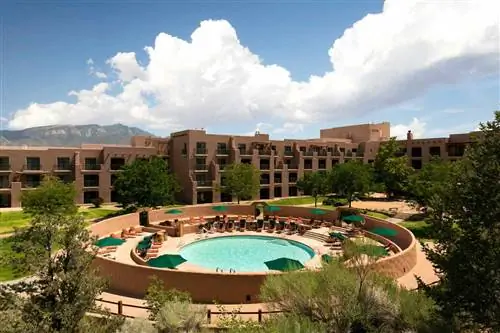 Внешний вид курорта Hyatt Regency Tamaya с бассейном круглой формы.