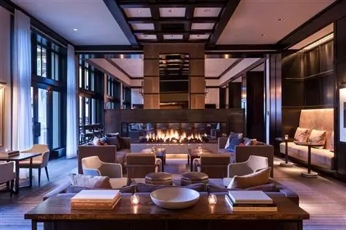 Лаундж в вестибюле отеля с камином в Four Seasons Vail
