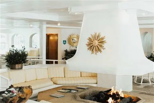 Лаунж-зона с местом для костра в отеле Sonnenalp