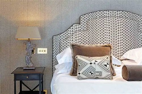 Деталь кровати и тумбочки отеля Relais Christine в Париже.