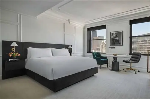 Номер с кроватью размера «king-size» в отеле Pendry Chicago