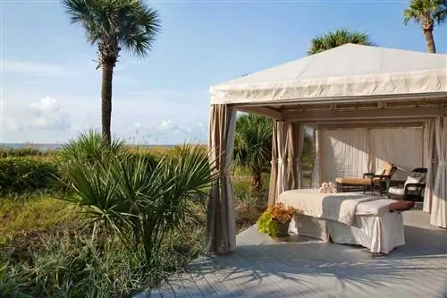 Спа-зона под открытым небом на курорте Omni Hilton Head в Южной Каролине