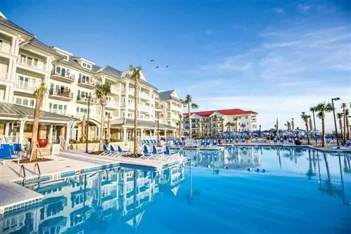 Бассейн в пляжном клубе в отеле Charleston Harbour Resort & Marina