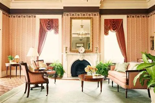 Зона отдыха в отеле John Rutledge House в Чарльстоне, Южная Каролина.
