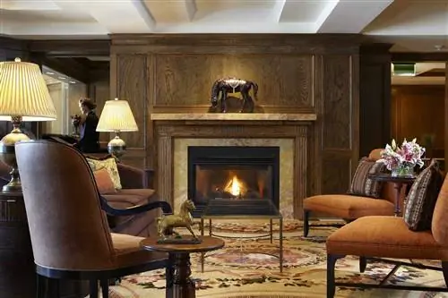 Комната Линкольна с камином в Американском клубе в Destination Kohler.