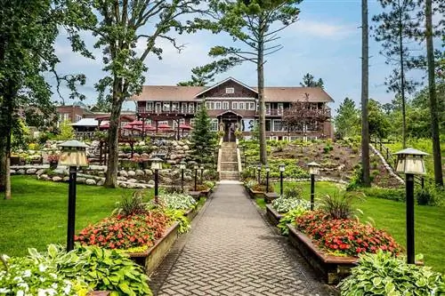 Внешний вид и территория отеля Grand View Lodge