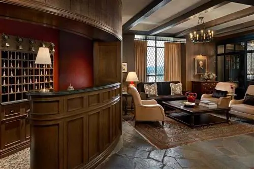 Вестибюль и регистрация в Deer Path Inn