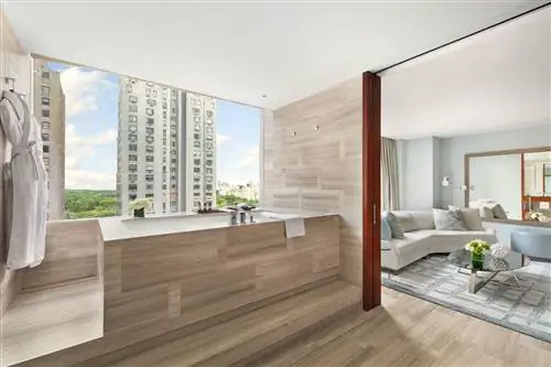 Вид из ванной комнаты в отеле Park Hyatt New York.