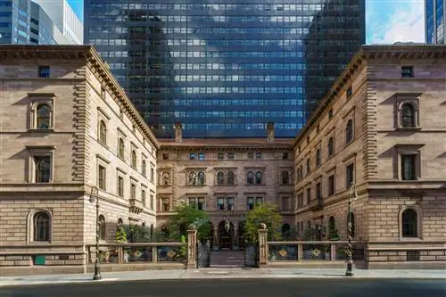 Фасад и главный вход в Lotte New York Palace