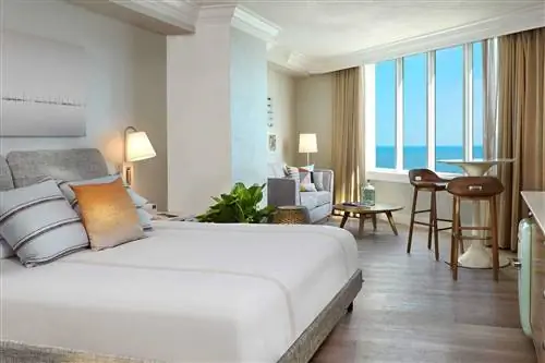 Гостевая комната в Pelican Grand Beach Resort