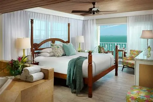 Гостевая комната в Ocean Key Resort & Spa