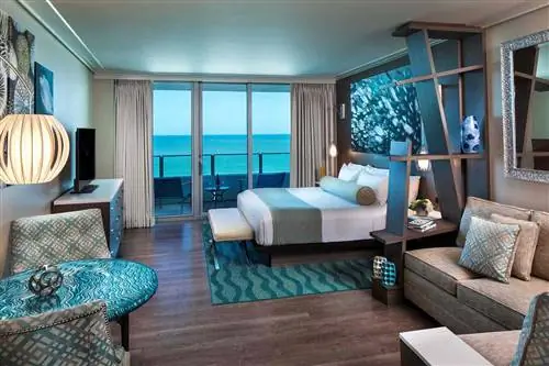 Номер «Премиум» с кроватью размера «king-size» в отеле Opal Sands Resort