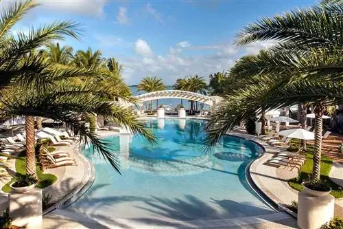 Бассейн в Playa Largo Resort & Spa, Autograph Collection