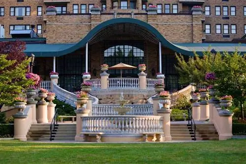 Внешний вид отеля Omni Shoreham с задней лестницей и террасой.