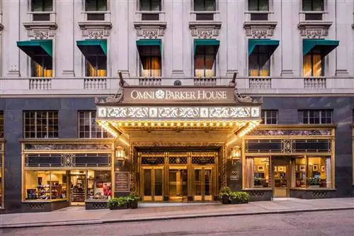 Внешний вид входа Omni Parker House