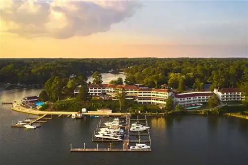 Вид с воздуха на отель и пристань для яхт The Tides Inn