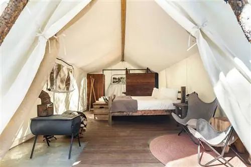 Глядя в гостевую палатку в глэмпинг-курорте Under Canvas Smoky Mountains
