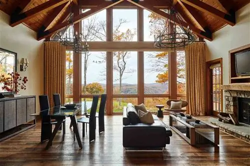 Вид из интерьера курорта Primland на осенний пейзаж