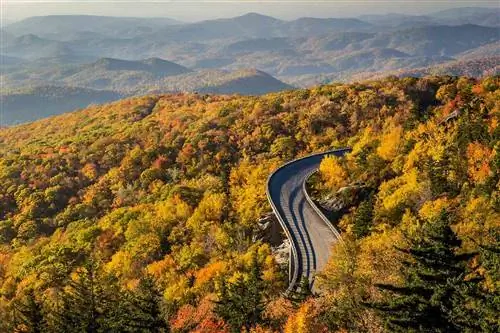 Blue Ridge Parkway, недалеко от Эшвилла, Северная Каролина.