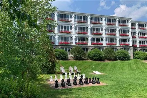 Внешний вид и вид на газон отеля Mirror Lake Inn