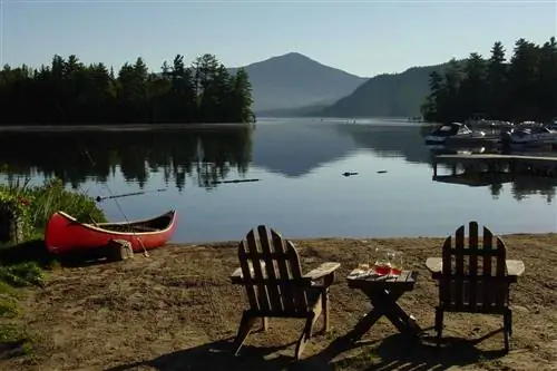 Сиденья на каноэ и на берегу озера в Whiteface Lodge