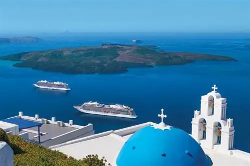 Круизные лайнеры Viking Star и Viking Sea Ocean Cruise из Санторини, Греция.